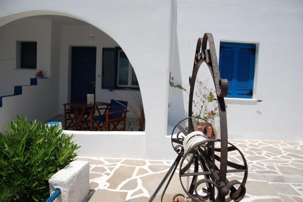 Koulas - Red Aparthotel 2*